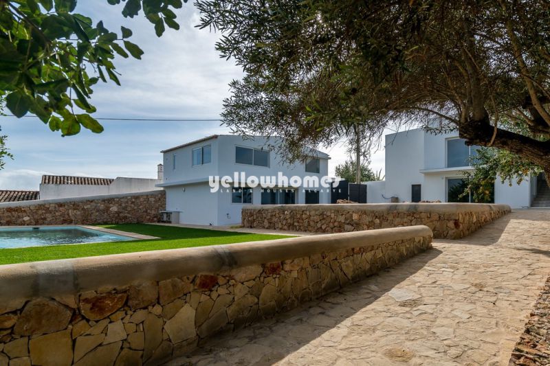 Propriedade clássica-moderna com casa de hóspedes e piscina 